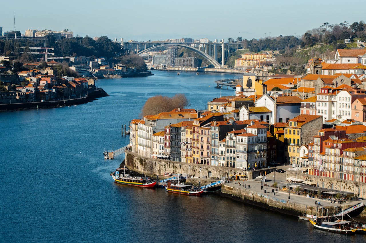 edificios ribereños de Oporto y del río Duero